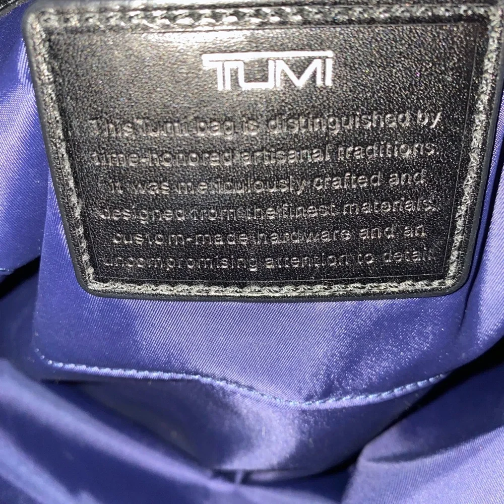 Tumi shoulder but
